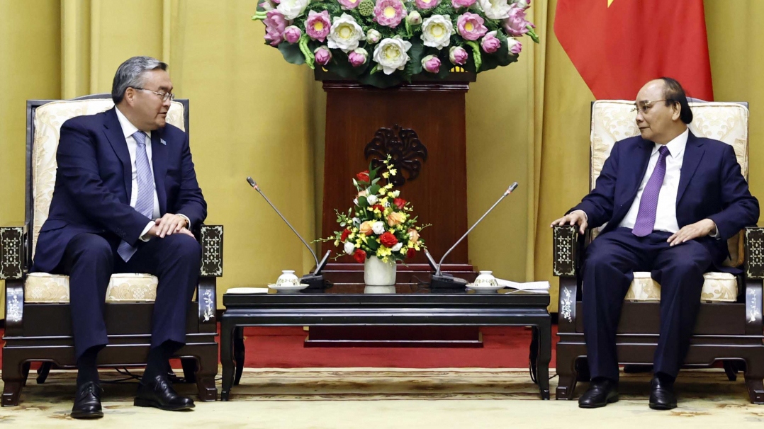 President hosts Kazakh Deputy PM and FM